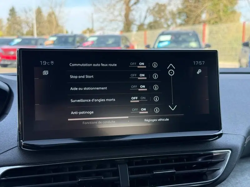 Écran tactile central du Peugeot 3008 2024 affichant les réglages d’aides à la conduite dans un intérieur noir.