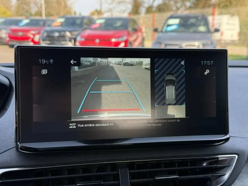 Écran central du Peugeot 3008 2024 montrant la caméra de recul avec guidage dynamique et vue 360° du véhicule.