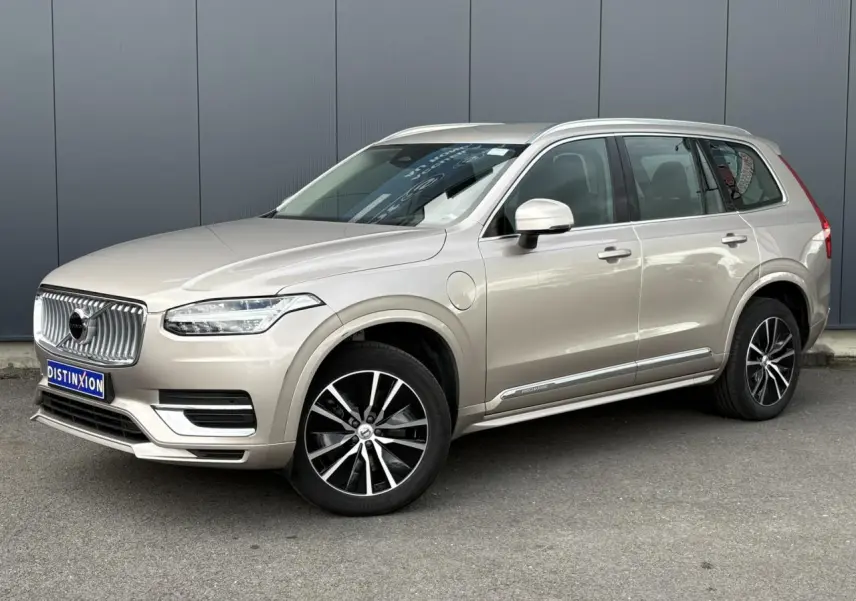 Volvo XC90 T8 hybride gris Dusk en 3/4 avant droit, avec jantes alliage noires et contour chromé des vitres.