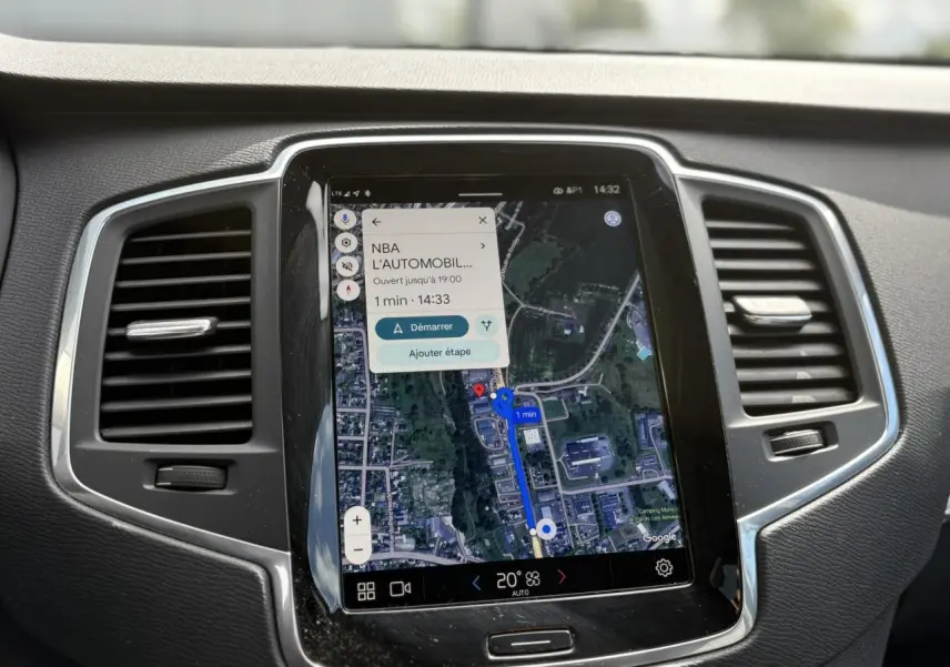 Écran tactile central du tableau de bord du Volvo XC90 2024 affichant la navigation GPS en vue rapprochée.