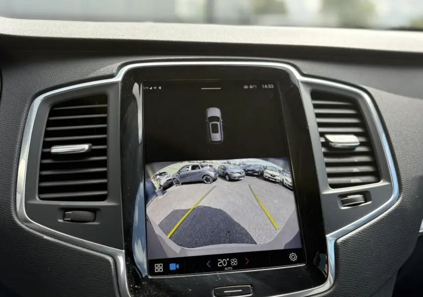 Écran central tactile montrant la caméra de recul du Volvo XC90 T8 gris Dusk, entouré de la console noire et grise.
