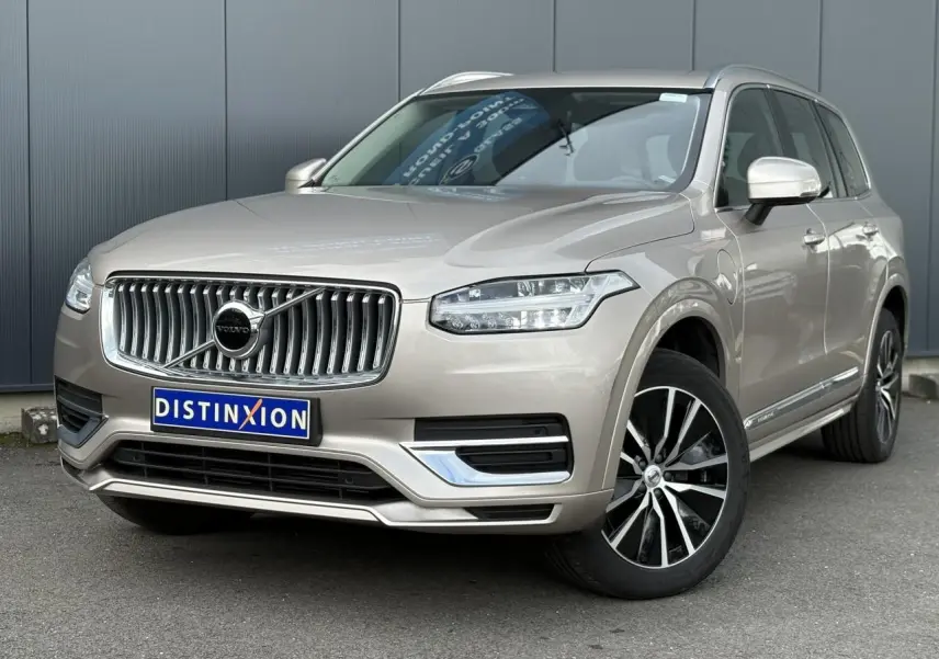 Vue 3/4 avant d'un Volvo XC90 T8 hybride gris Dusk avec jantes alliage bicolores et calandre chromée.