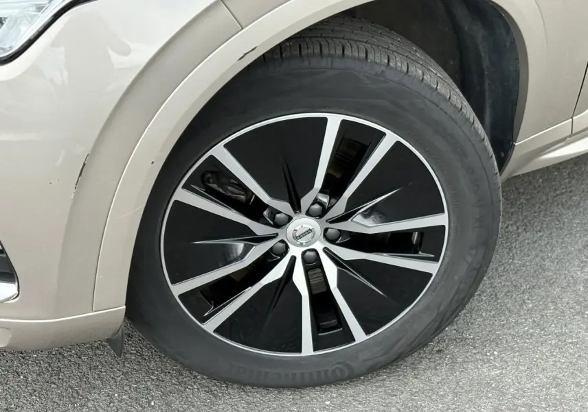 Gros plan sur la jante alliage 19 pouces noir et diamant du Volvo XC90 T8 gris Dusk, côté avant droit.