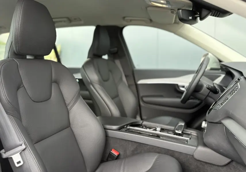 Vue intérieure côté droit du Volvo XC90 T8 AWD 2024, sièges cuir noir et console centrale épurée.