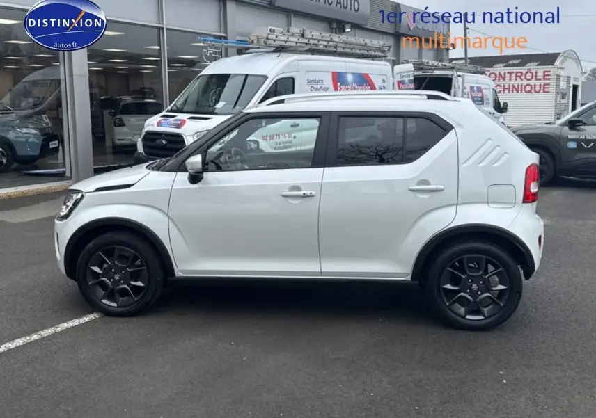 Profil côté gauche d'une Suzuki Ignis 2023 blanche nacrée avec jantes noires et vitres arrière surteintées.
