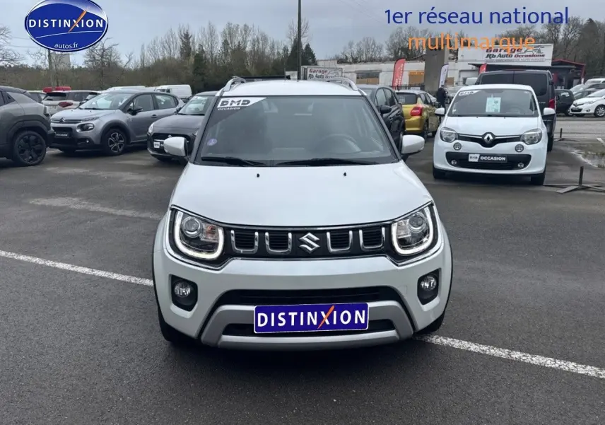 Vue de face d'une Suzuki Ignis 2023 blanche Pure White Pearl métallisé avec calandre noire et phares LED distinctifs.