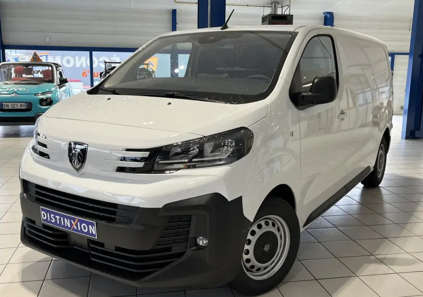 Peugeot Expert Fourgon blanc en 3/4 avant droit, avec calandre noire et jantes acier, en intérieur showroom.