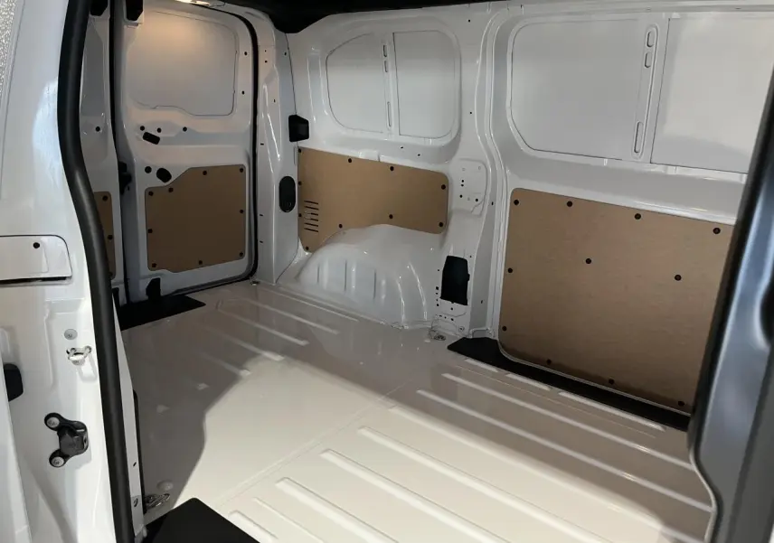 Intérieur de la zone de chargement du Peugeot Expert Fourgon blanc 2024, vue de profil avec panneaux de protection en bois.