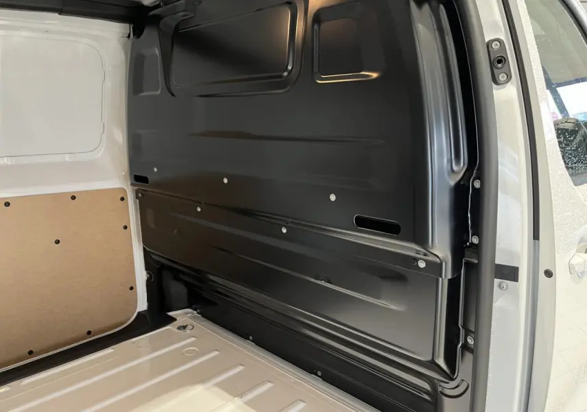 Vue intérieure de l’espace de chargement du Peugeot Expert Fourgon blanc 2024, montrant la cloison noire et le plancher métallique.