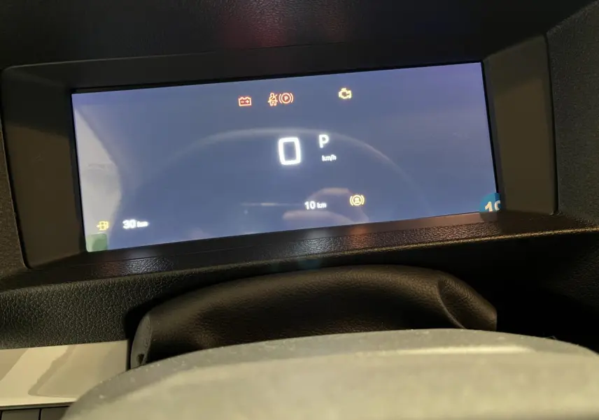 Vue rapprochée du combiné numérique 10 pouces du Peugeot Expert Fourgon 2024 affichant la vitesse et témoins lumineux.