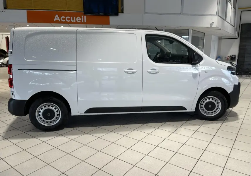 Vue latérale droite d'un Peugeot Expert Fourgon blanc 2024 en intérieur, avec jantes acier et portes coulissantes.