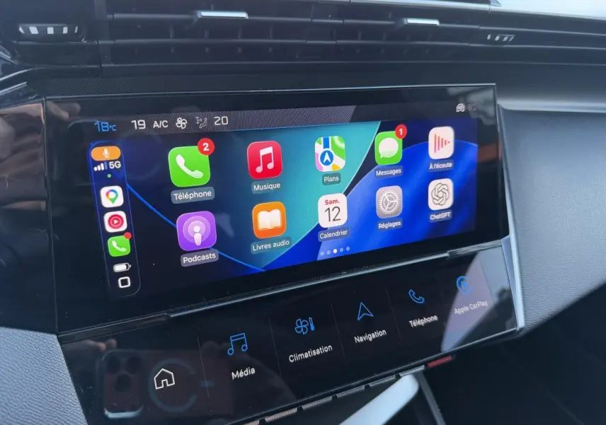 Écran tactile central du tableau de bord de la Peugeot 308 2024 noir, affichant Apple CarPlay.
