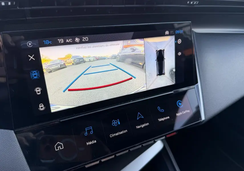 Écran tactile intérieur de la Peugeot 308 2024 montrant la caméra de recul et l'affichage 360° en planche de bord noire.
