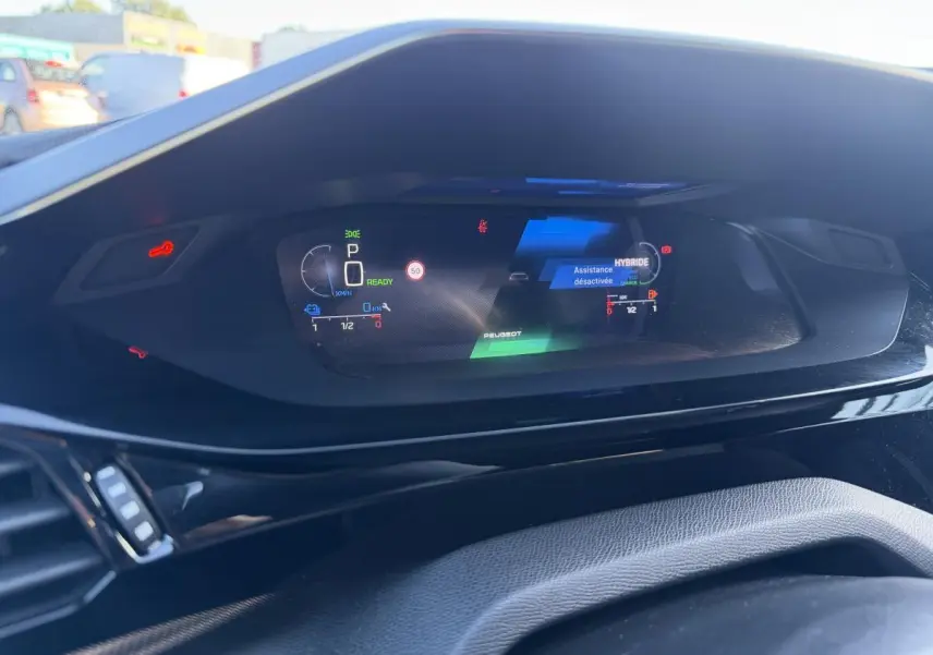 Vue rapprochée du combiné numérique Peugeot 308 2024 affichant les informations de conduite en mode hybride.