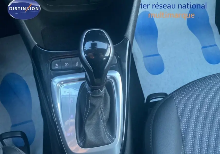 Le levier de vitesses automatique de l’Opel Crossland gris foncé, vu de dessus avec console et siège partiel.