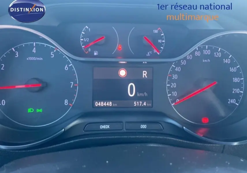 Tableau de bord de l’Opel Crossland gris foncé, affichage digital au centre avec compte-tours et vitesse à 0 km/h.