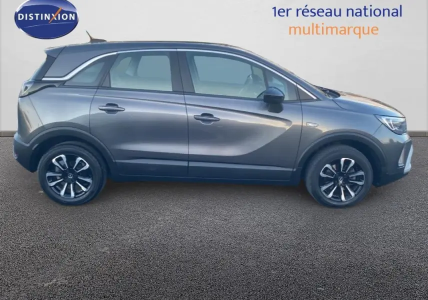 Opel Crossland gris foncé vue de profil côté gauche, avec jantes alliage 17 pouces et toit panoramique.