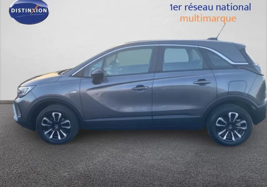 Profil côté gauche d'un Opel Crossland gris foncé 2022 avec jantes alliage 17 pouces et toit panoramique visible.