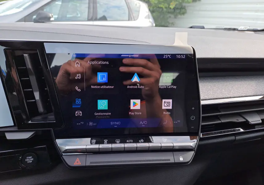 Écran tactile central du tableau de bord du Renault Austral gris schiste, avec interface multimédia et commandes climatisation visibles.