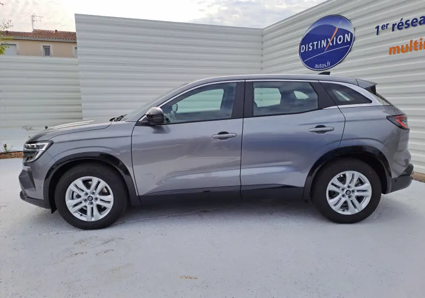 Profil côté gauche d'un Renault Austral gris schiste 2025 avec jantes alliage et lignes épurées.