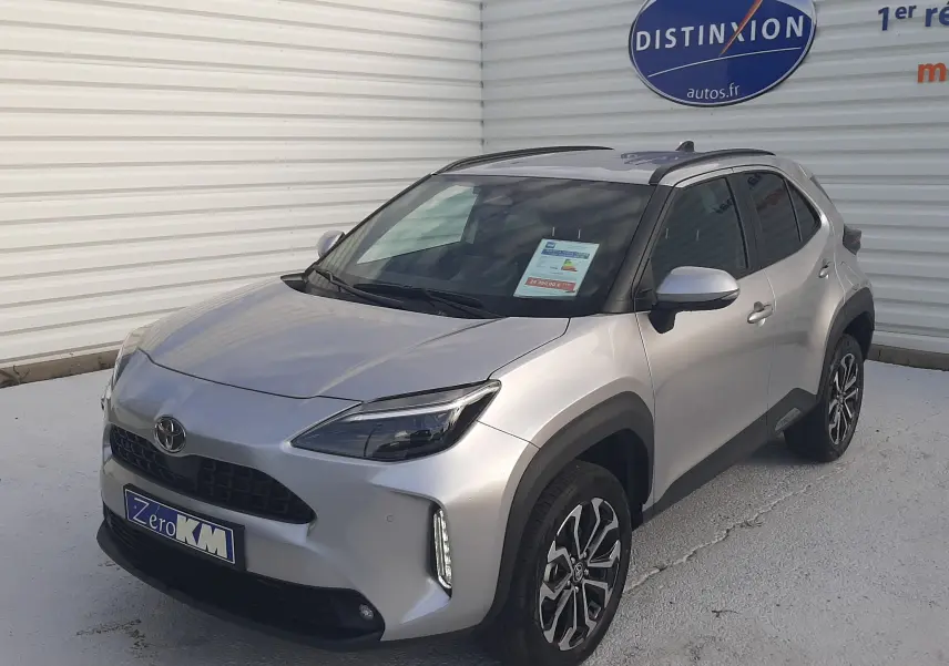 Toyota Yaris Cross 130H Design gris minéral vue 3/4 avant droit avec toit noir et jantes bi-ton.
