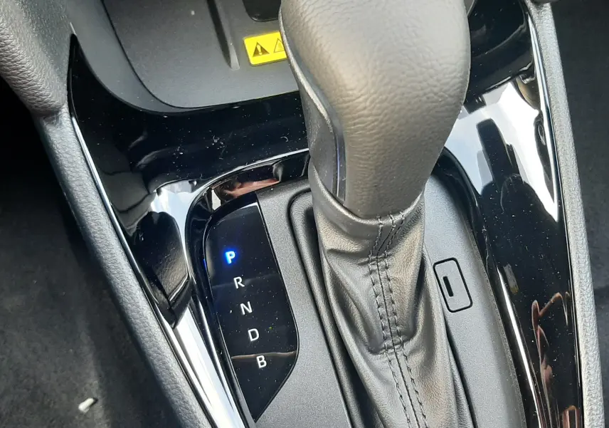 Le levier de vitesses automatique en cuir noir de la Toyota Yaris Cross 130H Design 2025, vue rapprochée intérieure.
