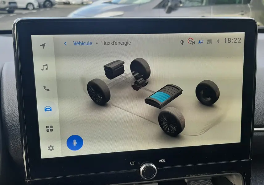 Écran tactile intérieur de la Toyota Yaris Cross 130H Design montrant le flux d'énergie hybride à 18h22