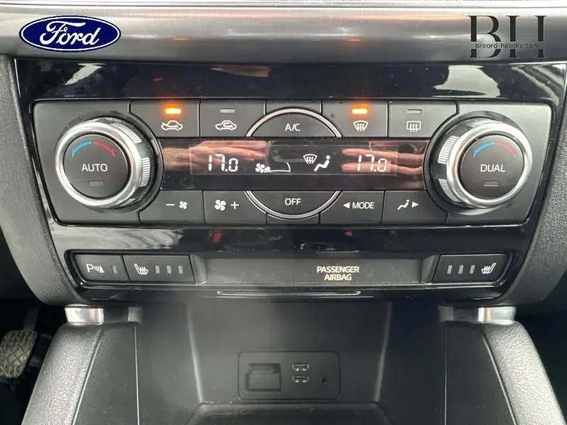Panneau de commande de climatisation du Mazda CX-5 blanc, affichant 17°C en mode automatique avec sièges chauffants activés.