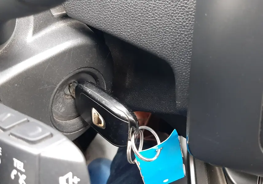 Gros plan sur la clé Dacia insérée dans le contacteur d'un Dacia Duster 2019, intérieur noir visible.