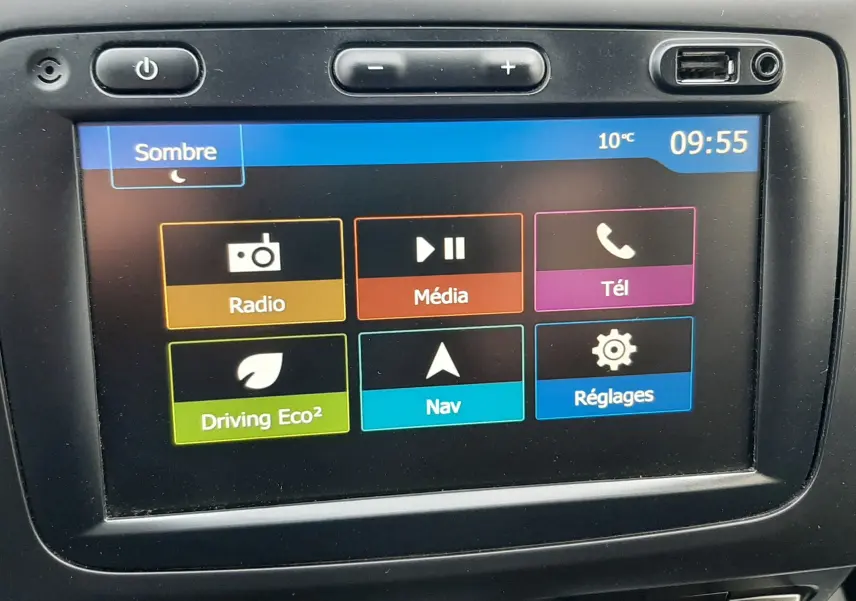 Écran tactile central du Dacia Duster 2019 affichant les options Radio, Média, Téléphone, Driving Eco², Navigation et Réglages.