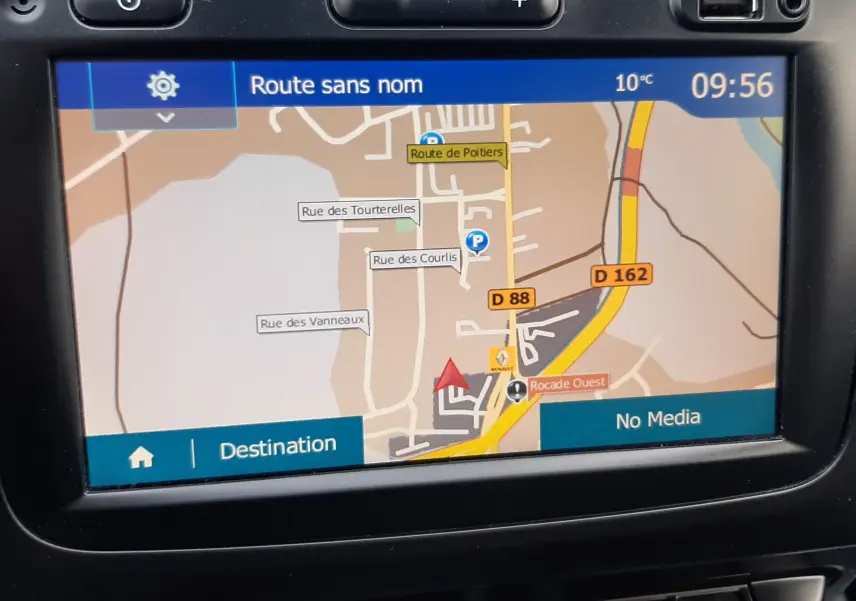 Vue rapprochée de l’écran tactile du GPS dans l’habitacle du Dacia Duster 2019, affichant une carte de navigation.