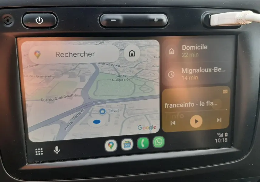 Écran tactile central du Dacia Duster 2019 gris Cassiopée, affichant la navigation GPS et commandes multimédia.
