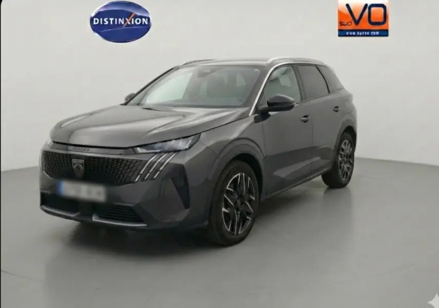 Peugeot 5008 Hybrid gris en 3/4 avant droit, avec jantes alliage 19 pouces et calandre noire distinctive.