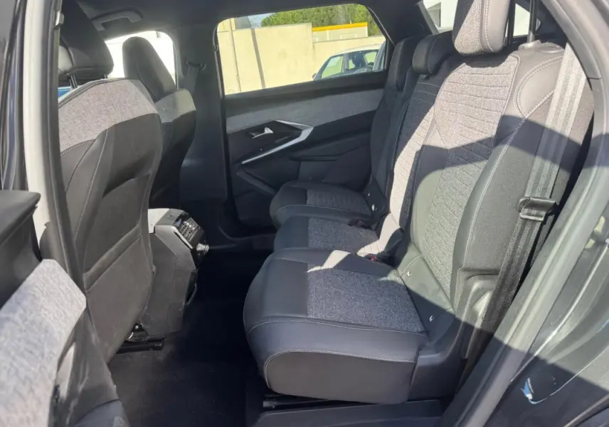 Vue intérieure côté droit des sièges arrière gris mêlant tissu et cuir du Peugeot 5008 Hybrid 145 e-DCS6 Allure 2025.