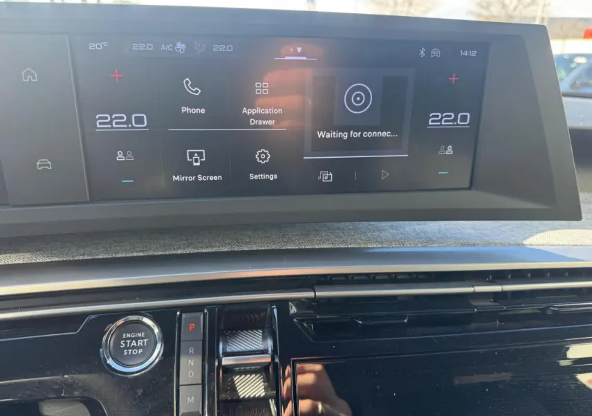 Tableau de bord du Peugeot 5008 Hybrid 145 Allure 2025, affichage numérique et bouton start/stop en vue rapprochée.