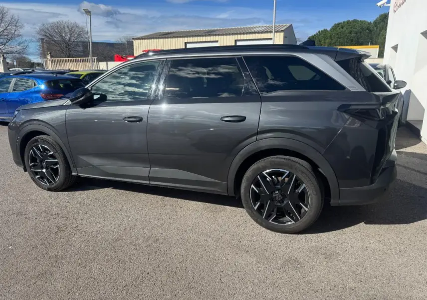 Peugeot 5008 Hybrid gris vue de profil côté gauche, avec jantes alliage noires de 19 pouces.