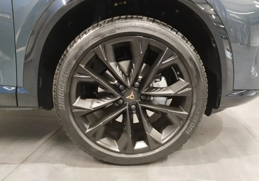 Gros plan sur la jante alliage 19'' Sandstorm noire du CUPRA Formentor Magnetic Tech, avec logo Cupra central cuivré.