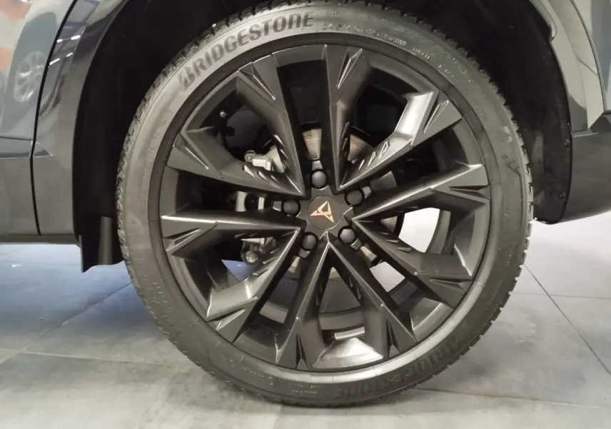 Vue rapprochée de la roue arrière droite d’un CUPRA Formentor 2026 en couleur Magnetic Tech, avec passage de roue noir.