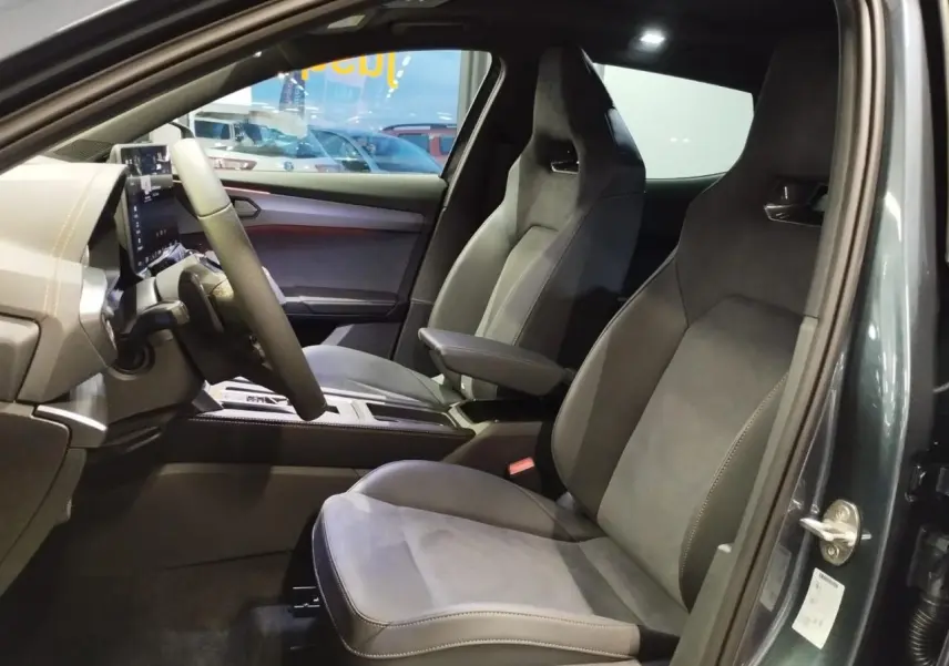 Vue intérieure côté conducteur du CUPRA Formentor 2.0 TDI 2026, sièges baquets suédine noir et surpiqûres cuivrées.