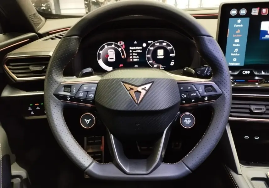 Vue rapprochée du volant perforé noir avec logo Cupra cuivré et tableau de bord digital du Formentor 2.0 TDI 2026.