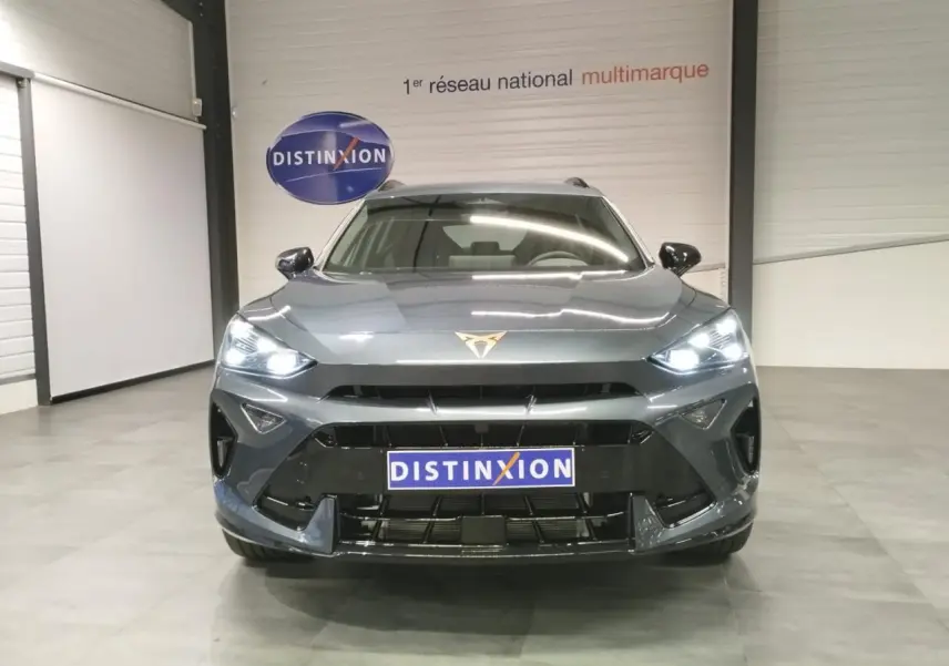 Vue frontale d'un CUPRA Formentor 2.0 TDI 150 DSG 7 en gris Magnetic Tech avec logo CUPRA lumineux sur le capot.