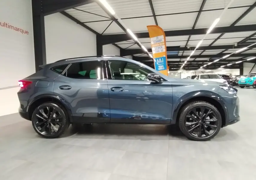 Vue latérale droite d'un CUPRA Formentor 2026 couleur Magnetic Tech avec jantes alliage noires et toit ouvrant panoramique.