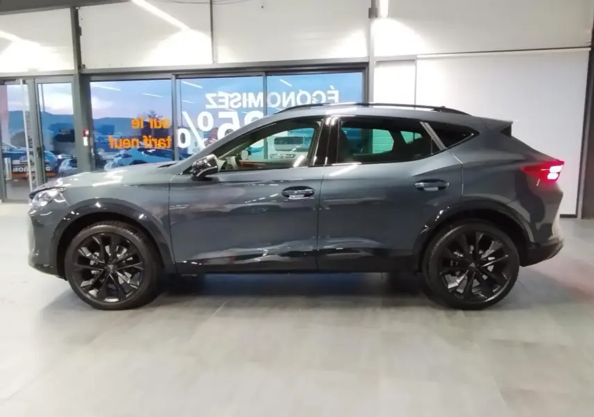 Vue de profil droit du CUPRA Formentor 2.0 TDI 150 DSG 7 en couleur Magnetic Tech avec jantes noires 19 pouces.