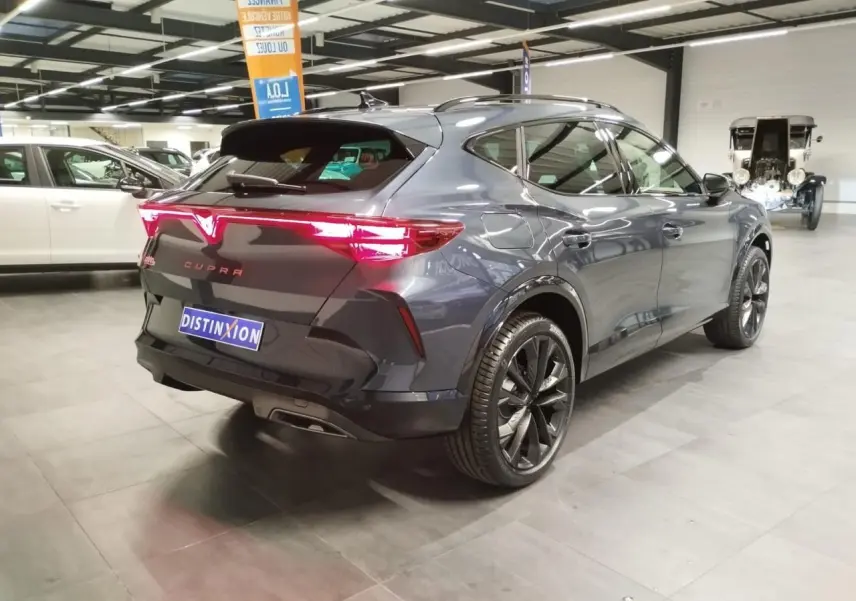 Vue 3/4 arrière droite d’un CUPRA Formentor 2.0 TDI 150 DSG en gris Magnetic Tech avec jantes alliage 19 pouces.