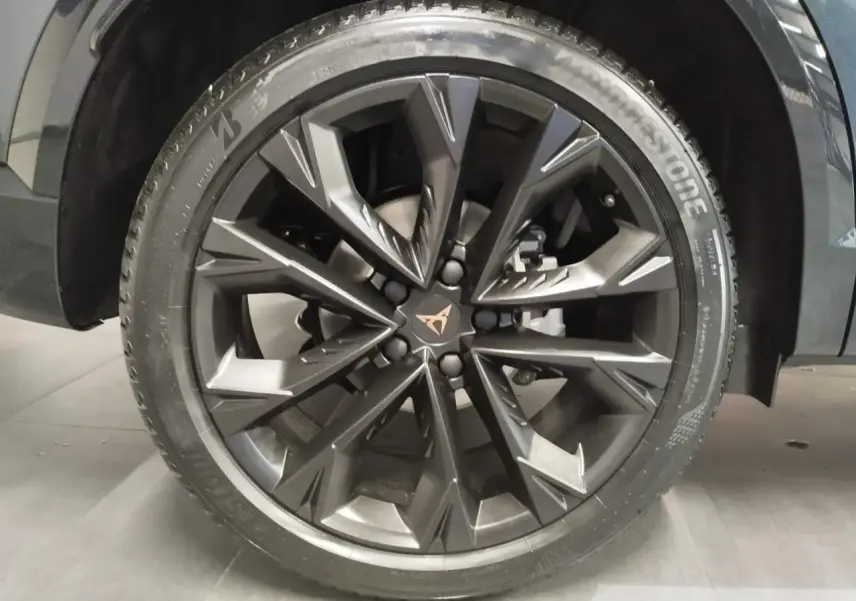 Gros plan sur la jante alliage 19'' Sandstorm noire du CUPRA Formentor Magnetic Tech, avec logo Cupra central cuivré.