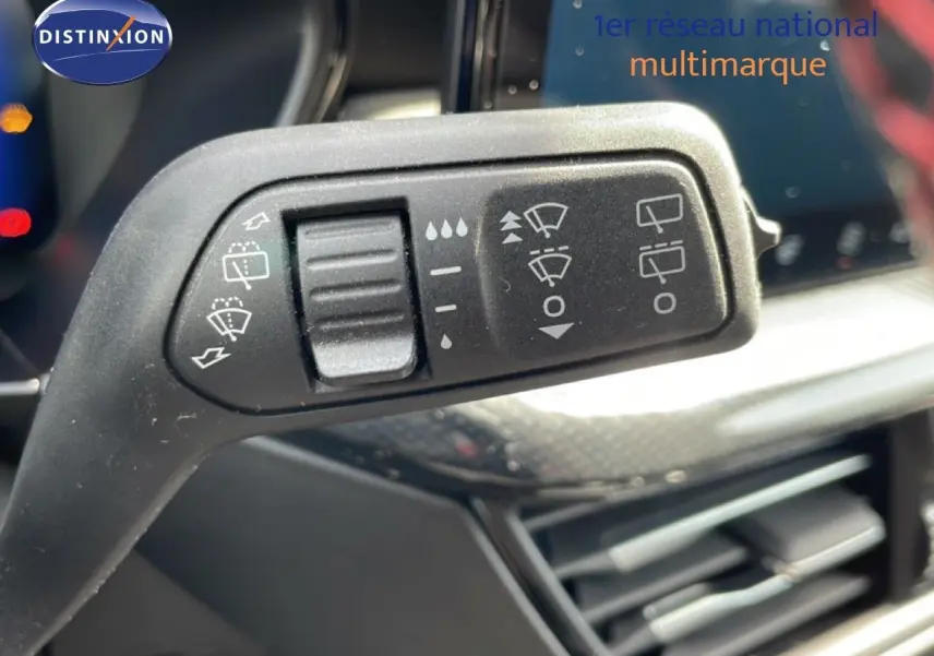 Gros plan sur la commande d’essuie-glace à gauche du volant dans l’habitacle d’une Ford Focus SW gris lunaire 2023.