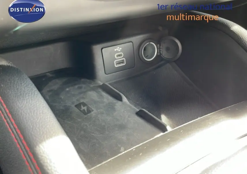 Gros plan sur la console centrale noire avec ports USB et prise 12V de la Ford Focus SW gris lunaire 2023.