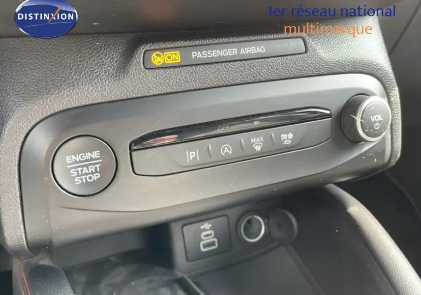 Détail du tableau de bord de la Ford Focus SW 2023 avec bouton start/stop et commandes de climatisation en noir mat.