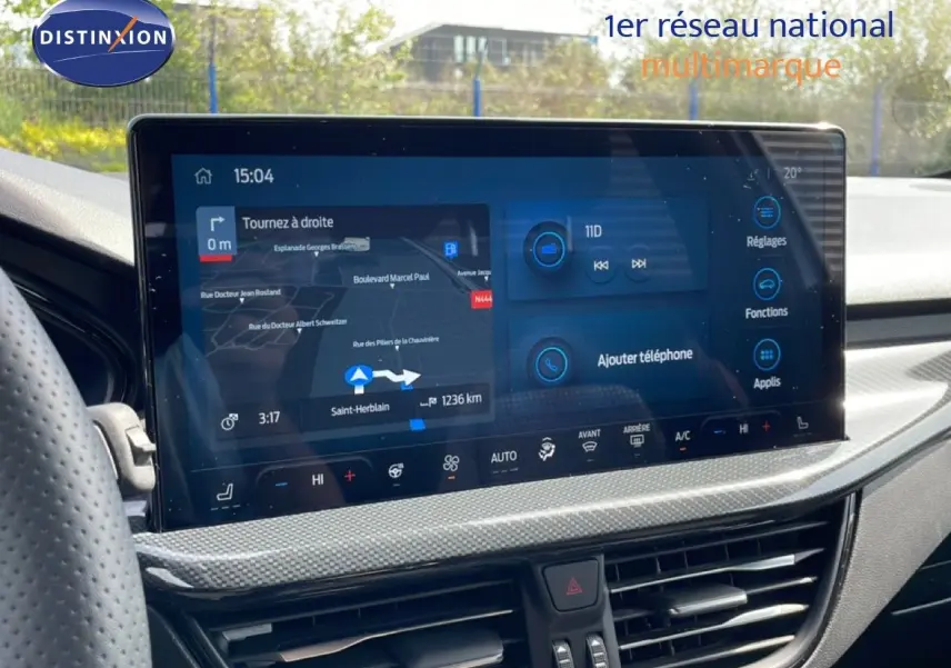 Écran tactile central du tableau de bord de la Ford Focus SW 2023, affichant navigation et commandes multimédia.