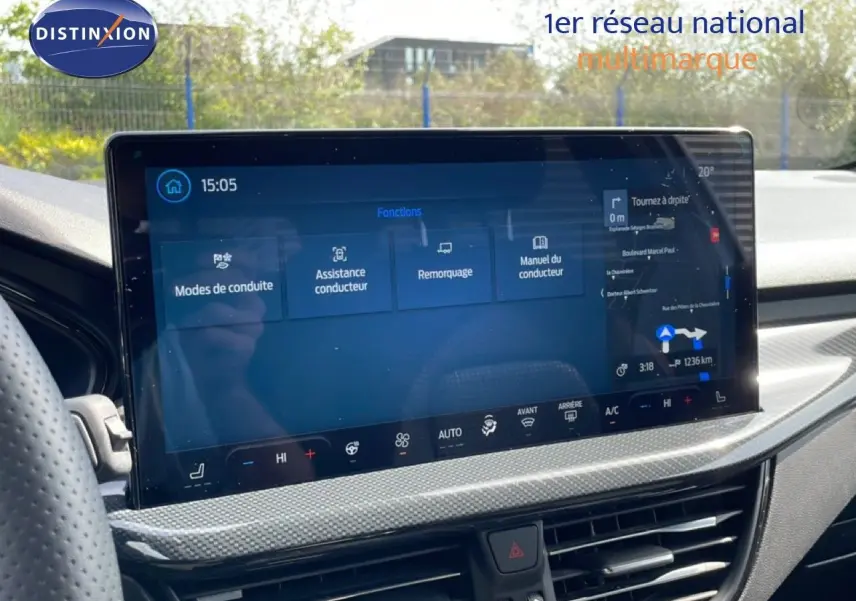 Écran tactile central du Ford Focus SW gris lunaire, affichant les fonctions d’aide à la conduite et la navigation.